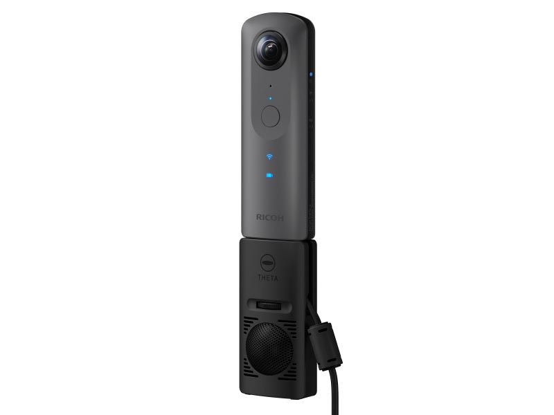RICOH THETA Vに純正の3DマイクロフォンTA-1を装着した状態。新しいTHETAは音声記録にも注力している。