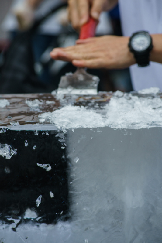 八王子まつりの氷彫刻。α7+Vario-Sonnar T* 80-200mm F4