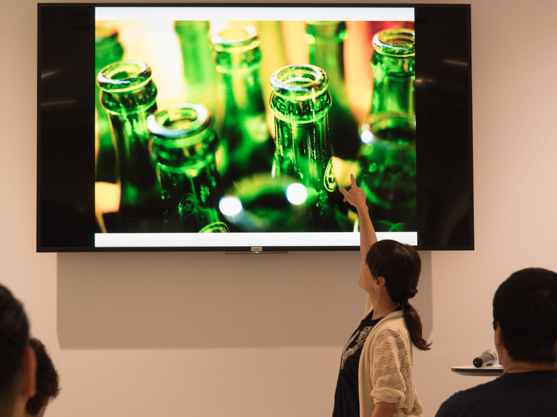 カラープロファイルコントロールの作例。瓶のグリーンと環境光のイエロー、オレンジを持ち上げている