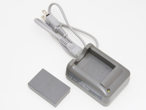 Olympus OM-D E-M10II 本体(レンズなし) 充電器 Olympus OM-D E-M10II 本体(レンズなし) 充電器 Olympus OM-D E-M10II