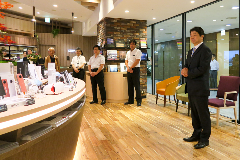 リコーイメージング株式会社代表取締役社長の高橋忍氏（右）