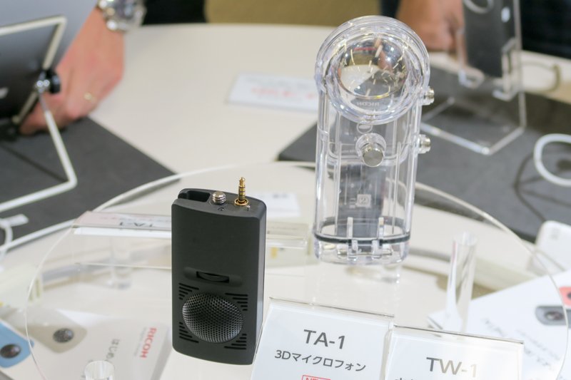 手前が3DマイクロフォンTA-1、奥が水中ハウジングケースTW-1。