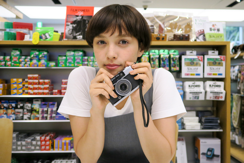 フィルムカメラが大好きなモデルのモーガン茉愛羅さん。