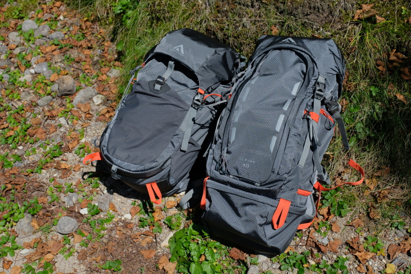 ALPINE40バックパック（右）と並べたところ