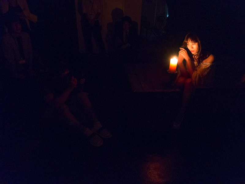 ロウソク1本のため、肉眼でもこの程度の暗さだった