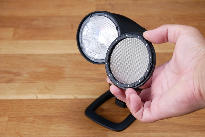 アクセサリーの枠にマグネットが付いている