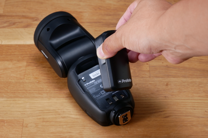 ロックを押さえて引くだけで外れる