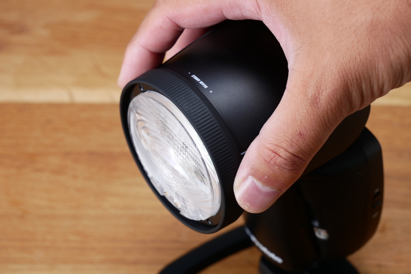 発光部の先端にズームリングを備えている