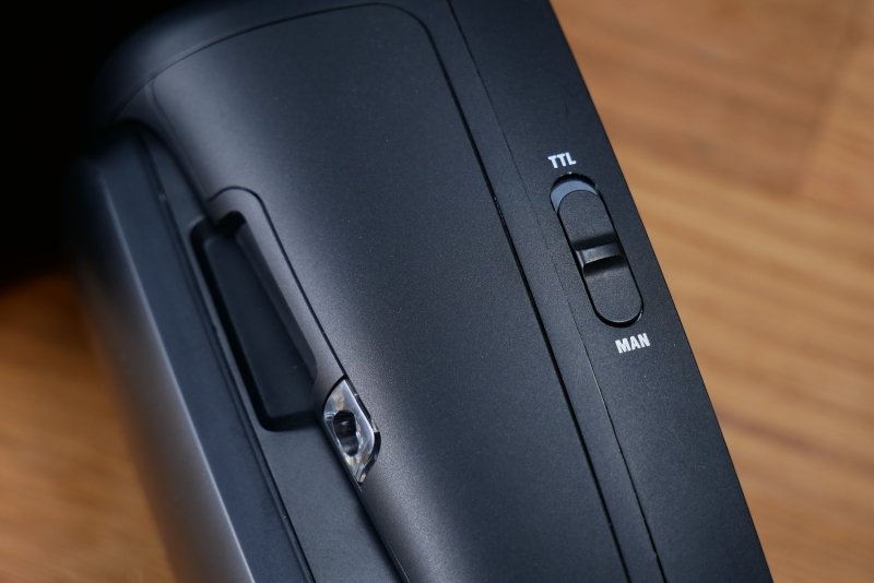 TTLからマニュアルに瞬時に切り替えるためのスイッチが本体側面についている