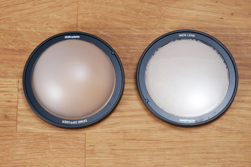 ドームディフューザー（左）とワイドレンズ（右）