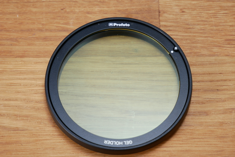 フィルターをセットしたところ。このままProfoto A1に装着できる