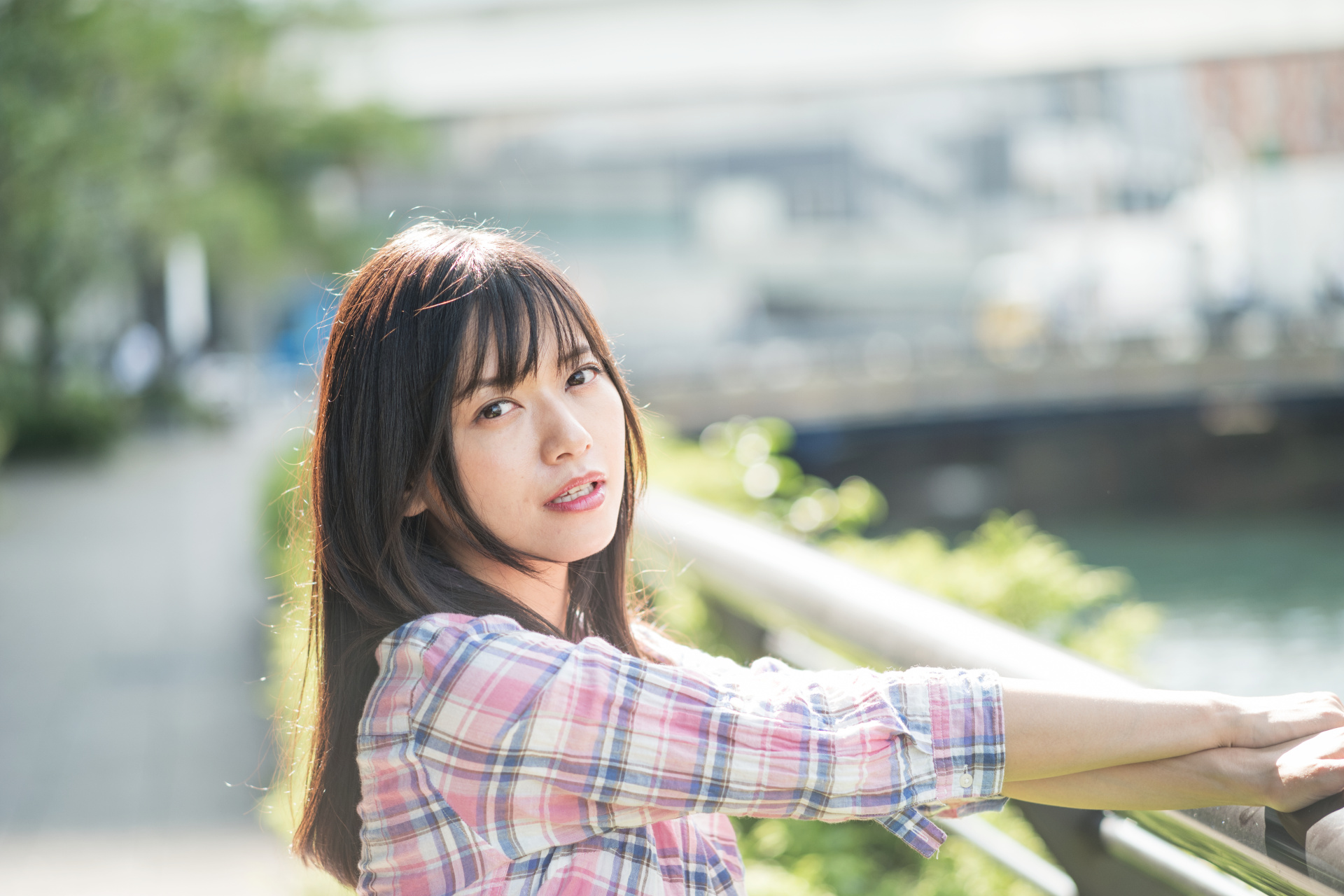 逆光でもコントラスト低下は最小限。ボケも美しい。LEICA SL / ISO200 / F2.4 / 1/400秒 / WB:オート