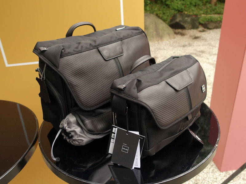 メッセンジャーバッグは2モデル展開。トラベラーメッセンジャーバッグ（左、税別3万円）とコンパクトメッセンジャーバッグ（右、税別2万5,000円）