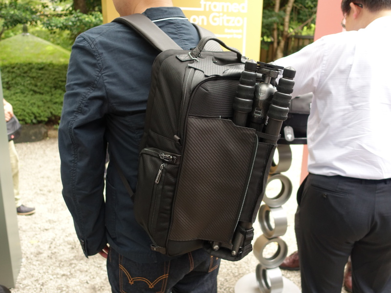 Gitzoセンチュリー トラベラーカメラバックパック。70-200mm F2.8レンズ付きの一眼レフカメラや15型ノートPCに対応。税別4万円