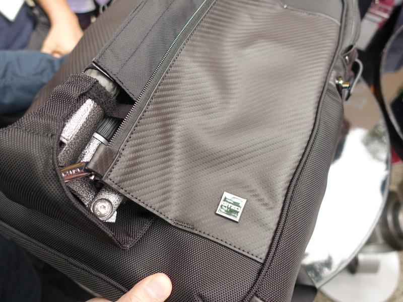 Gitzoカメラバッグはカーボン模様のレザー素材を使用。世界初のカーボン三脚を開発したジッツオらしさといえる