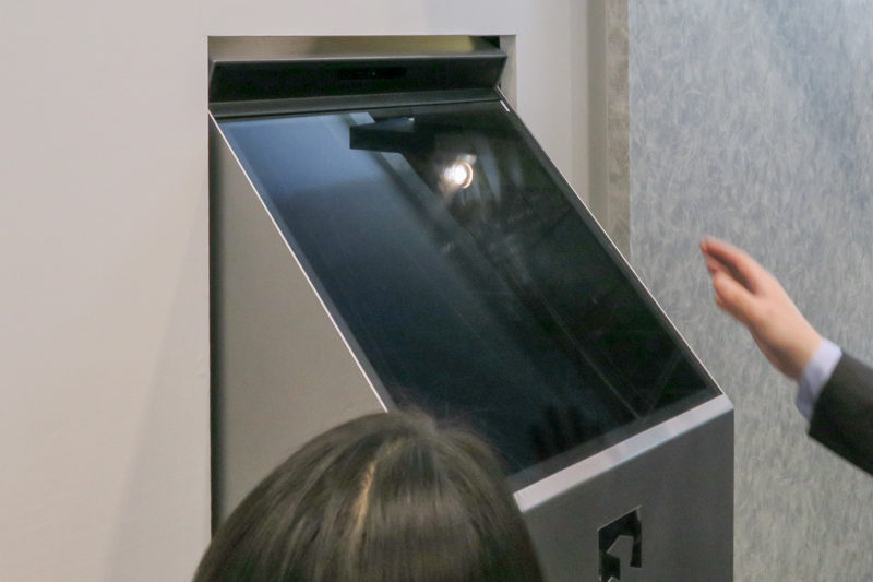 正面からだと手の位置にあるように見える。