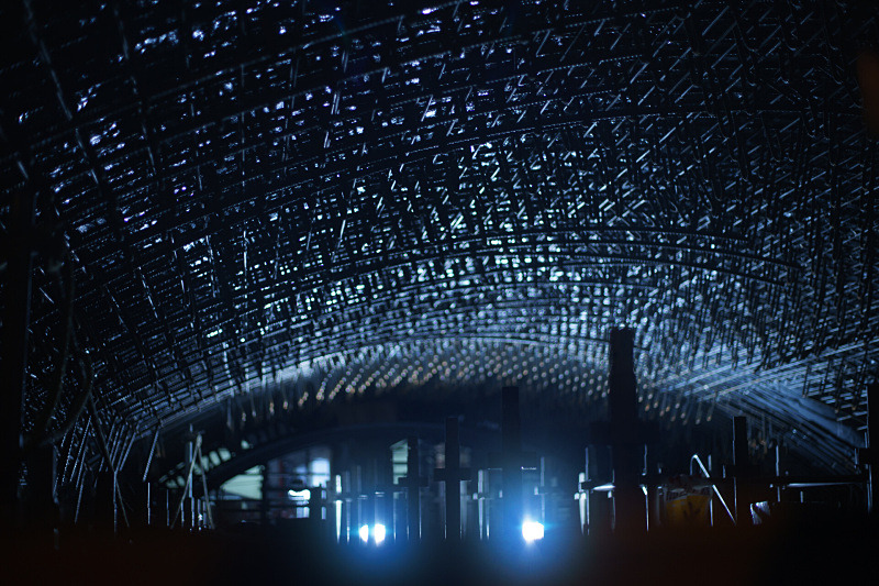 ガード下の骨組み。α7+Planar T* 50mm F1.7