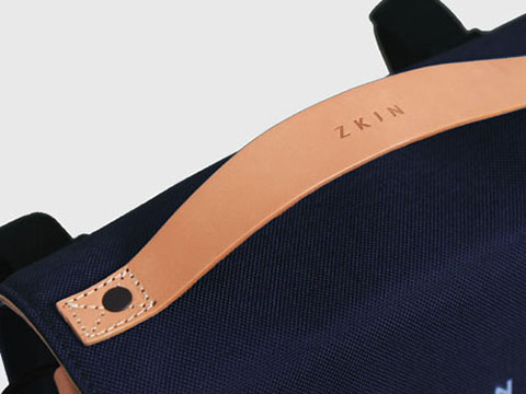 ZKIN、サイクルバッグにもなる「RAW Hydra」を一新 - デジカメ Watch