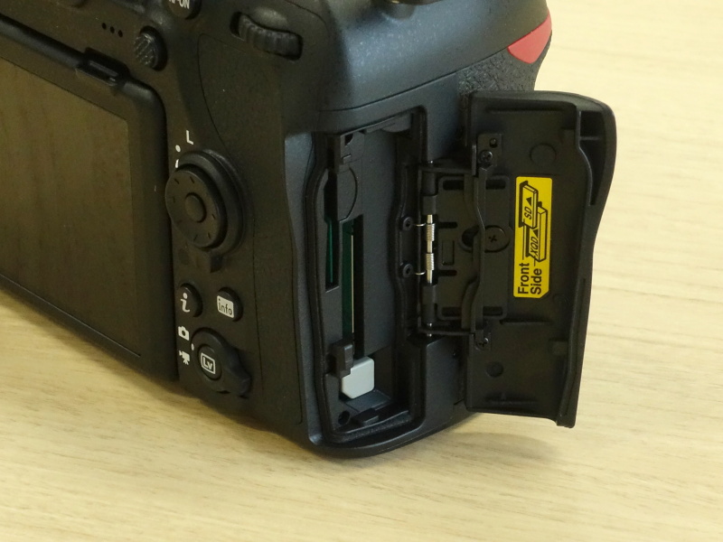 SDカードとXQDのダブルスロット