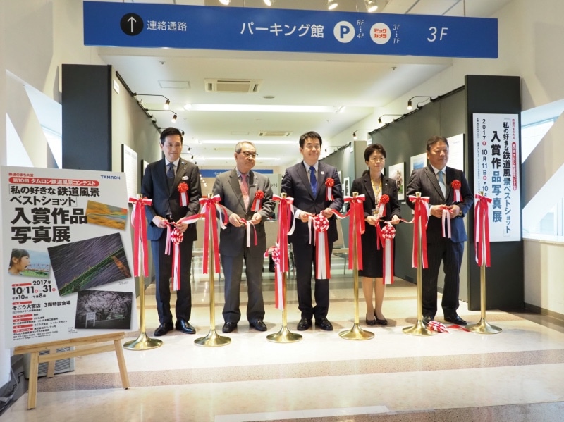 左からそごう大宮店 店長の小山幹雄氏、さいたま商工会議所 会頭の佐伯鋼兵氏、さいたま市 市長の清水勇人氏、さいたま市教育委員会 生涯学習部 部長の竹居秀子氏、株式会社タムロン 代表取締役社長の鰺坂司郎氏