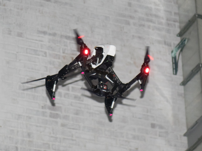 飛ばしたドローンからGZE-1を落下させるデモが実施された。落下後も問題なく撮影できることをアピールした。