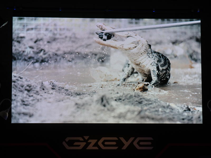 GZE-1をワニに噛ませている映像も流れた。
