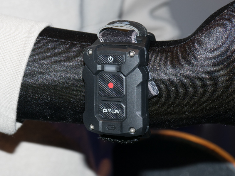 リモコンGEC-1はリストバンドと併用して手首に装着できる。