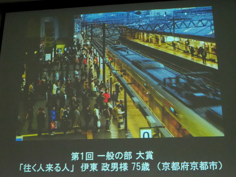 踏切の向こうまで見えることで「構図というより構成力がある」と評価