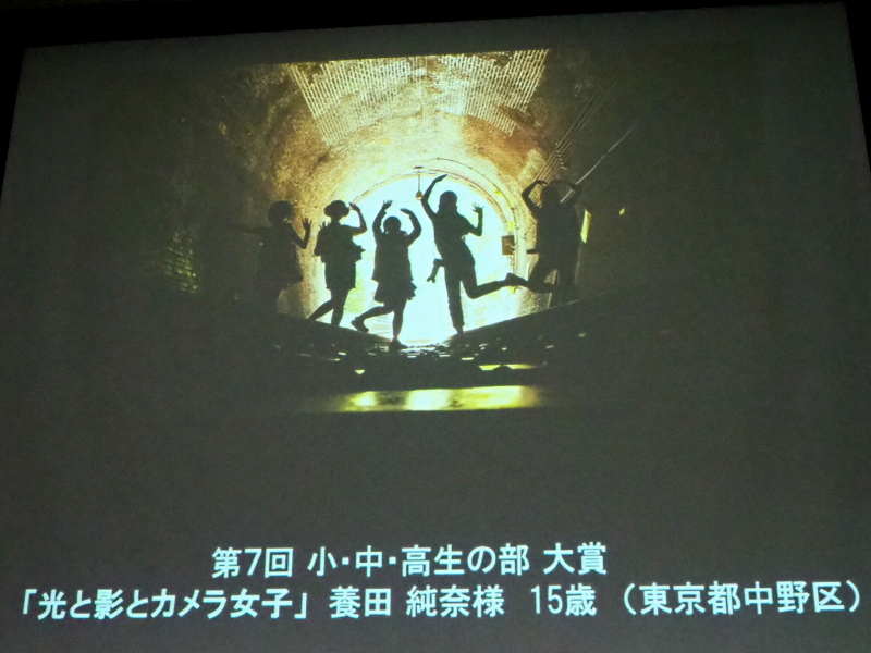 立ち入り可能な廃線跡（←これ重要）で撮られた1枚。ローアングルを極めると大きな味方になり、逆光は写真をより印象深くできるとコメント