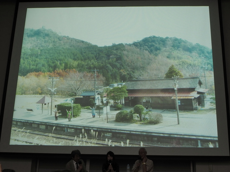 矢野直美さんの作品。駅弁を売った後、列車の峠越えを待って見送ってくれている様子をとっさに撮影した。「見ず知らずの人が手を振ってくれる職業は、鉄道の運転士ぐらいかもしれない」