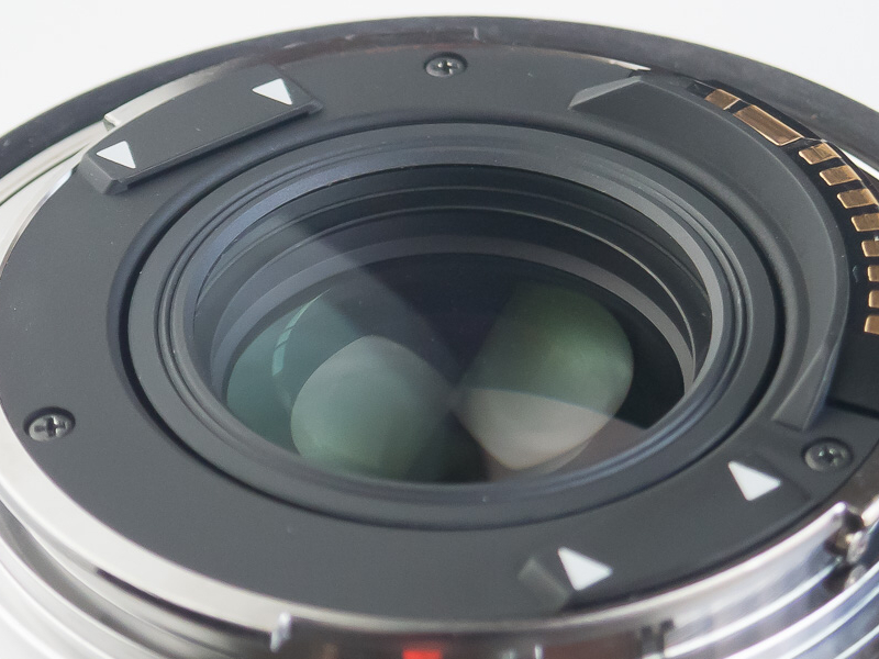 リアフィルターホルダーのアップ。白い三角形で示された位置にフィルターの爪を挿入する。