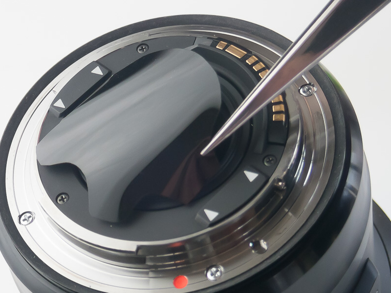 ピンセットがあれば、爪を直接隙間に入れることができ、簡単だ。