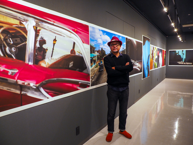 HARUKIさんと作品。展示は10月25日（水）まで。