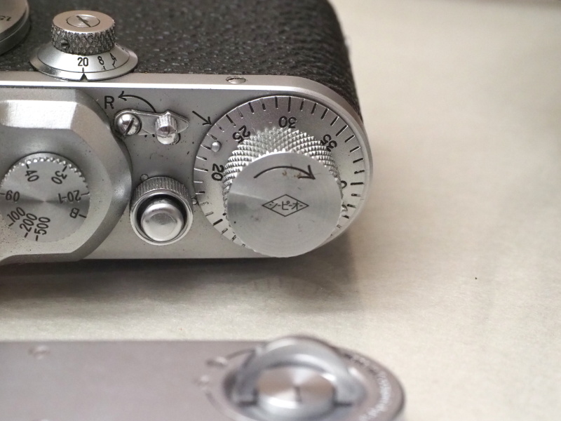 このレオタックスDIII（1947年）は、巻き上げノブに刻印がある。中央購買局（CPO）からの発注である旨が、なんとカタカナで刻印されている。