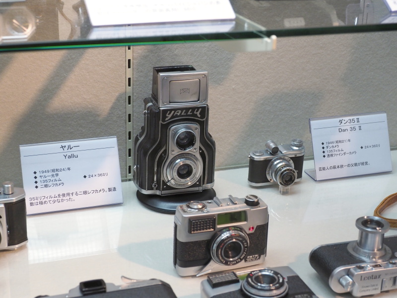 製造台数が50台ともいわれる希少な二眼レフ「ヤルー」と、タレント萩本欽一氏の父である萩本団次氏が経営していた萩本商会が販売した「ダン35 II」。