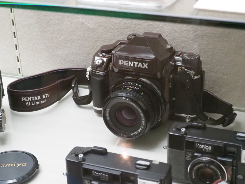 電気機関車をイメージしたカラーリングの「ペンタックス67 II 61 Limited」。