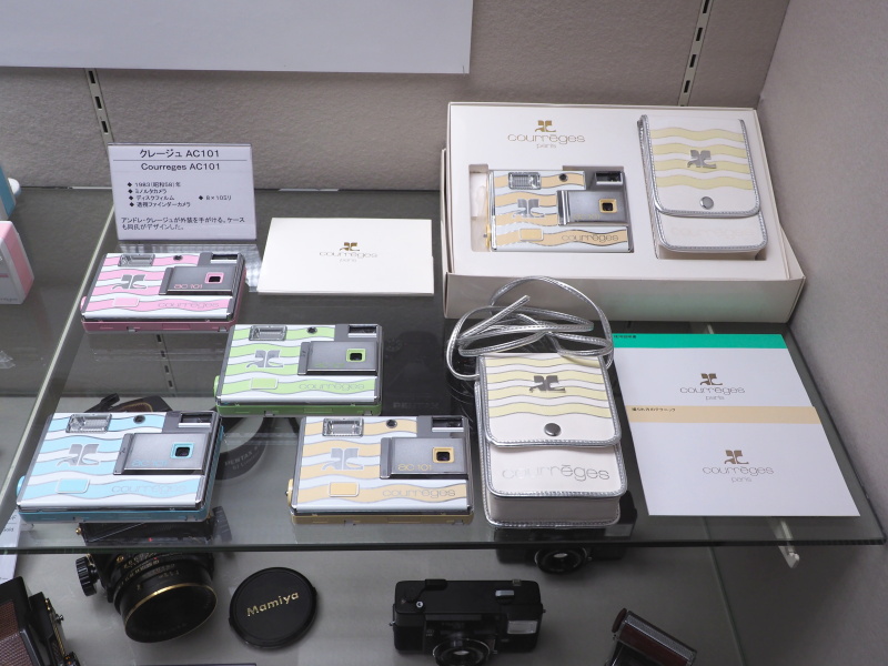 ディスクカメラ「クレージュAC101」（1983年）。取扱説明書とともに「撮られ方のテクニック」という冊子が付属している。