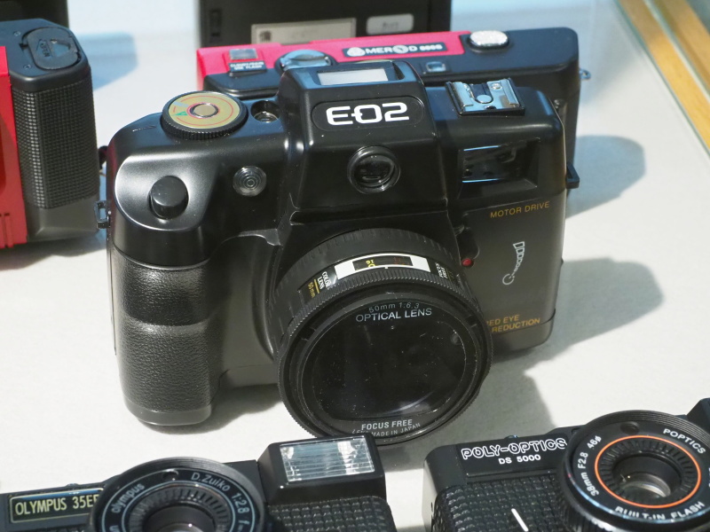 キヤノンEOSと誤認されることを期待したであろうカメラ。誇らしげな「FOCUS FREE」（おそらく固定焦点のパンフォーカス）の文字が、「EOS＝キヤノンが満を持して投入したAF一眼レフ」という個性をガン無視していてなんとも言えない。