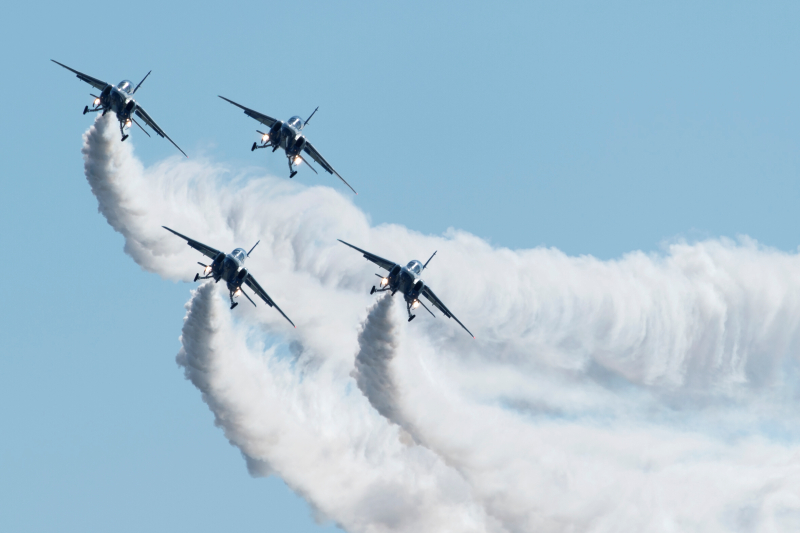 ブルーインパルスの最初の課目だけはランディングライトを点灯しているので望遠レンズで大きく捉えたい1枚。