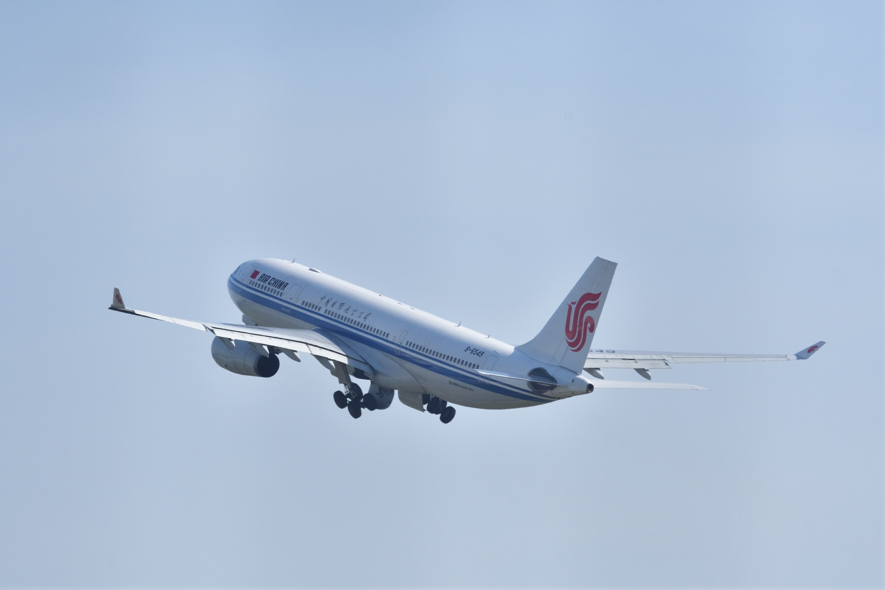 飛び行く機体を追う。ここで機体が少し右に傾いでくれたら格好良かったんですけどね（笑）。D500 / SIGMA 100-400mm F5-6.3 DG OS HSM / 1/1,600秒 / F9 / 0EV / ISO 400 / シャッター優先AE / 400mm