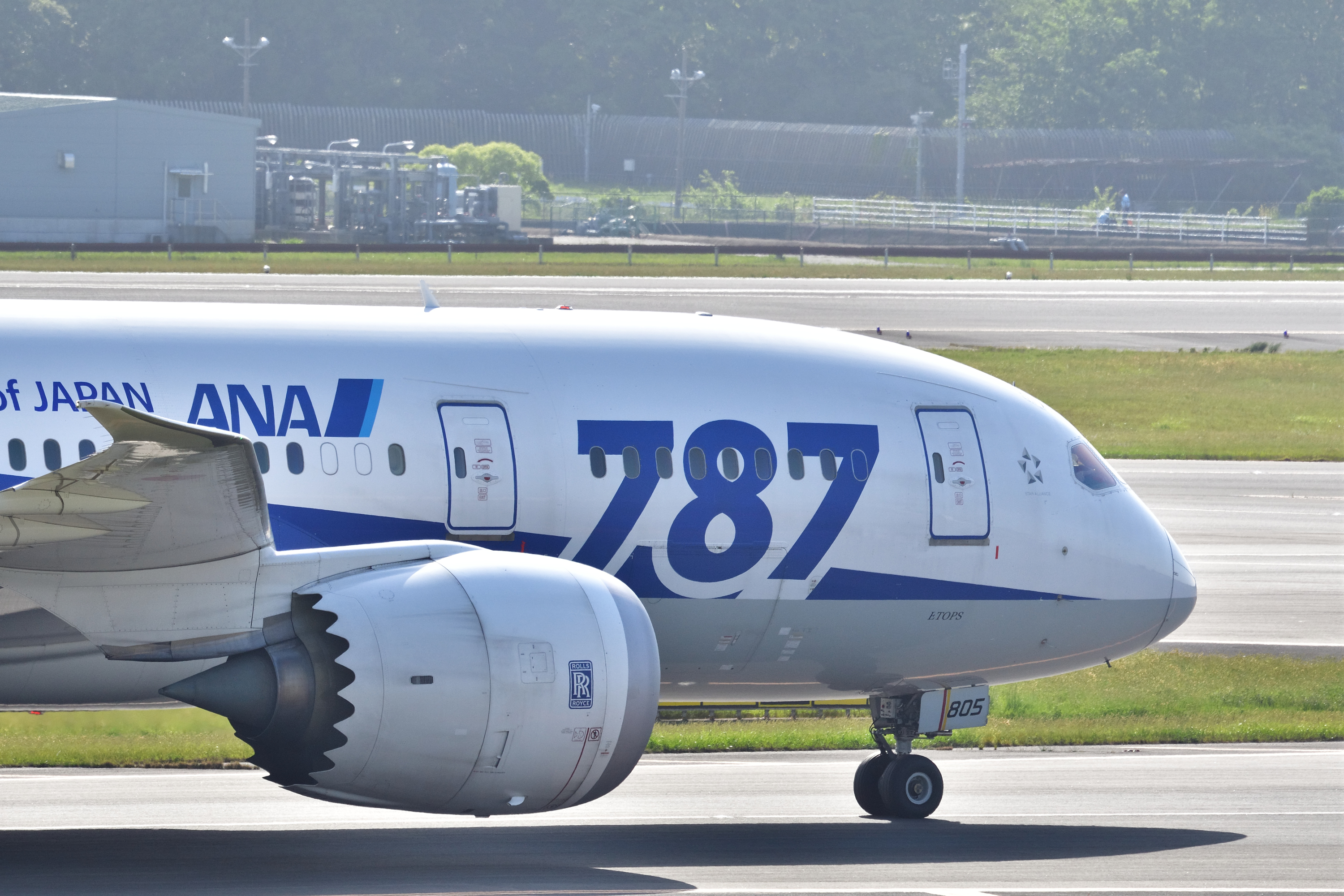 望遠端。ボーイング787のエンジンカバーはギザギザしていて騒音軽減の役割を果たしています。このシェブロンノズルにぐぐっと寄れたのが嬉しい! D500 / SIGMA 100-400mm F5-6.3 DG OS HSM / 1/1,000秒 / F9 / 0EV / ISO 400 / シャッター優先AE / 400mm