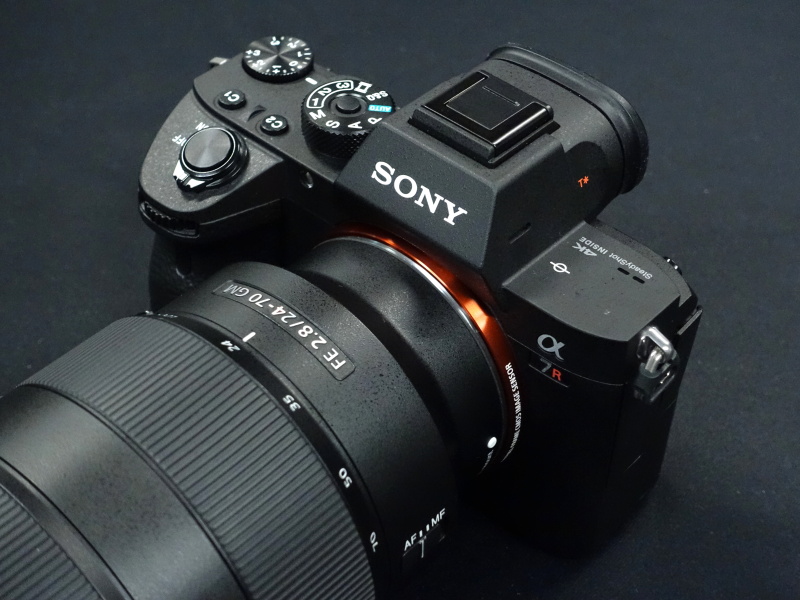 前面には、α7R IIから大きな変化が見られない