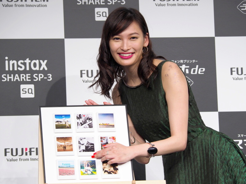 完成した9枚の組写真と大政絢さん