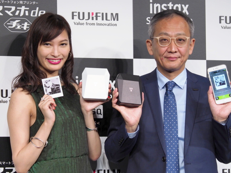 大政絢さん（左）と、富士フイルム株式会社 イメージング事業部長の岩﨑哲也氏