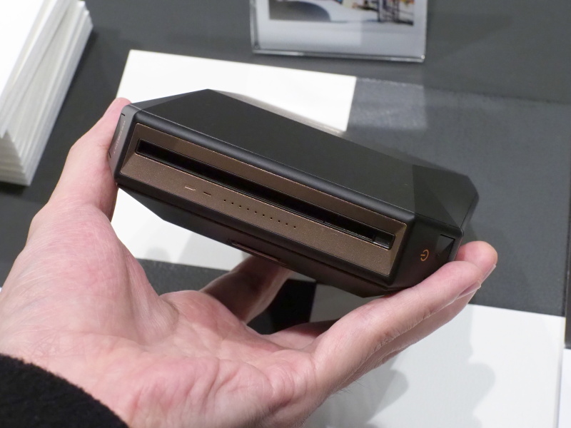 角度によりブラウンがかって見える色合い