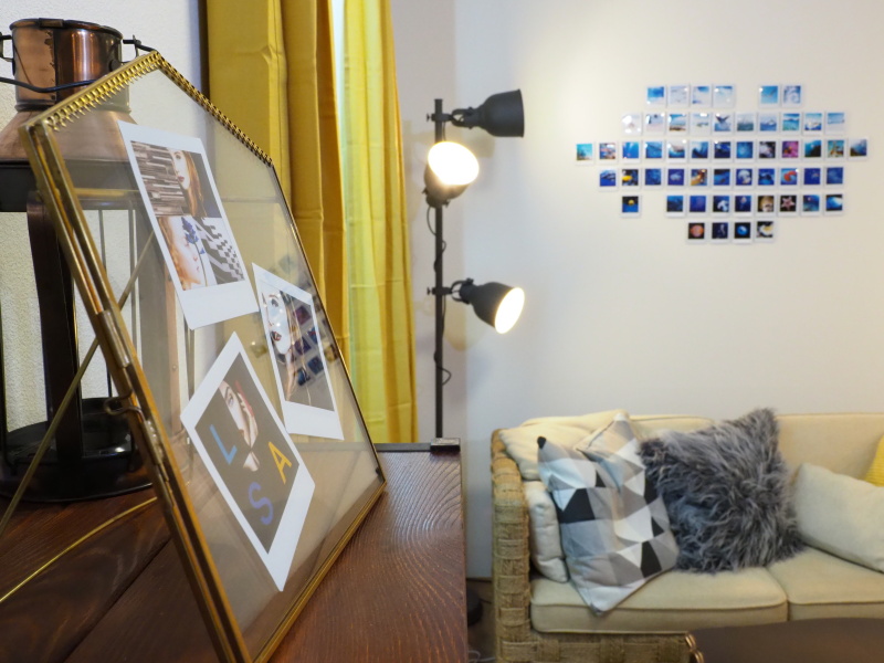 製品発表の会場にて、チェキプリントをちりばめた部屋の様子