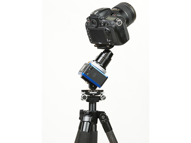 三脚上に微動雲台「SMH-250」を高度調整ウェッジを取り付けた状態で載せ、その上にECH-630を取り付けた状態（赤道儀として使用する時のイメージ）