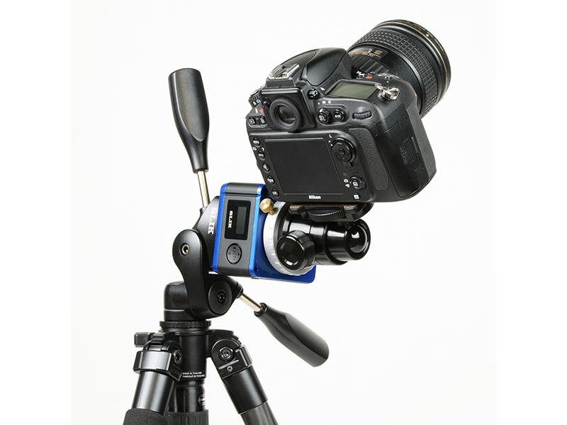 雲台を装着した状態の三脚上にECH-630を取り付け、ECH-630に雲台とカメラを取り付けた状態（上下方向タイムラプス機能使用時のイメージ）