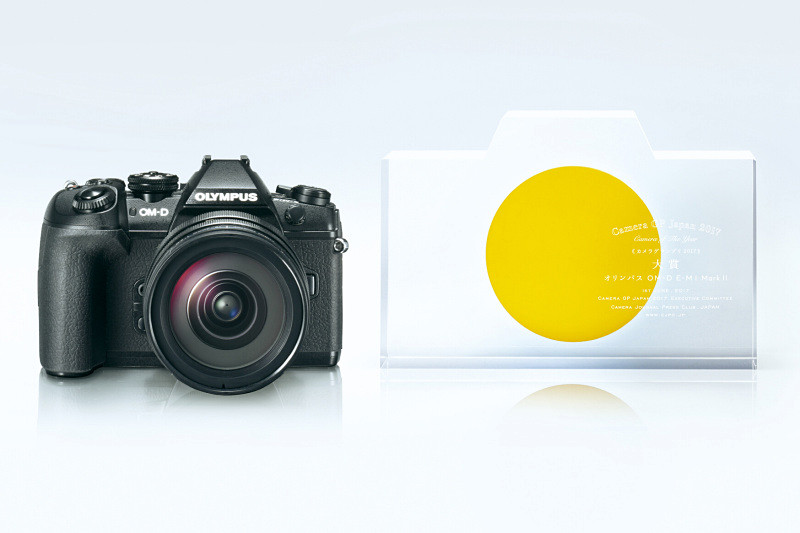 カメラグランプリ2017において「大賞」「あなたが選ぶベストカメラ賞」を受賞したOM-D E-M1 Mark II。