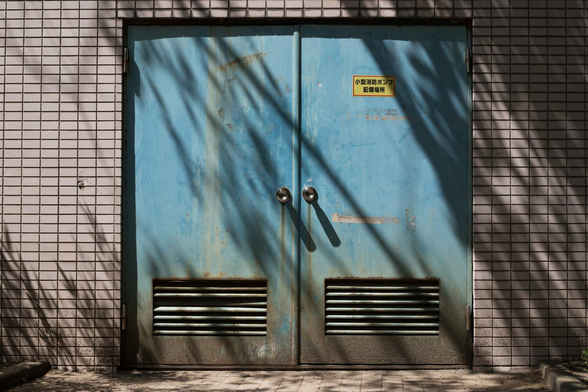 歪曲収差はちょっとだけある。ただし軽微なタル型なので後処理での補正は容易に行える。ライカSL / ISO100 / F5.6 / 1/500秒 / WB:オート